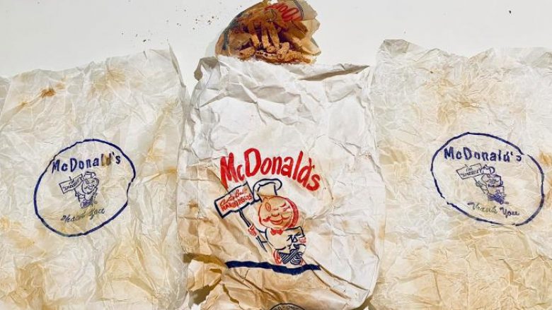 Gjatë rinovimit të shtëpisë, brenda murit, çifti amerikan gjeti McDonald’s të viteve 1950 me patate të skuqura