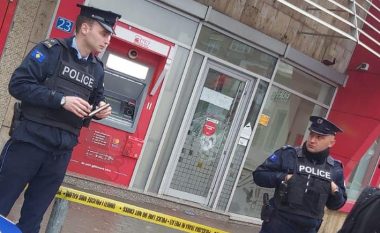 Tre persona të armatosur grabisin një bankë në Prishtinë