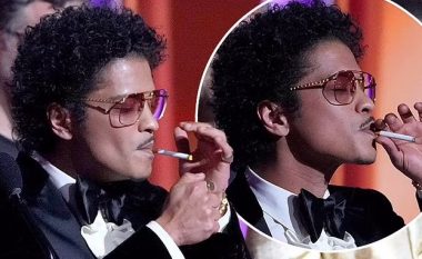 Bruno Mars ndezi një cigare në skenën e “Grammy Awards”, fansat e krahasojnë me shuplakën famëkeqe të Will Smith në “Oscars 2022”