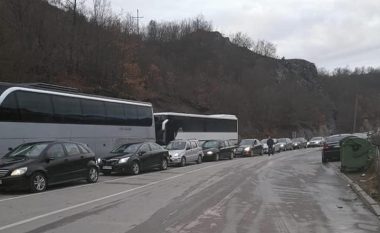 Nisja e serbëve nga veriu me autobus e vetura për të votuar në Serbi, Policia: Kolona të gjata në Jarinje dhe Bërnjak
