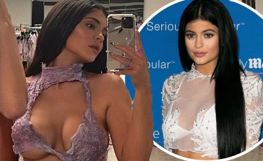 Kylie Jenner rikthen thashethemet për ndërhyrje estetike teksa pozon me fustanin me dekolte të hapur