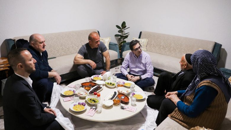 Pendarovski për iftar te një familje në Kondovë të Shkupit