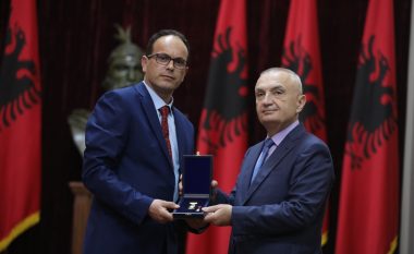 Presidenti Meta dekoron Nuhi Berishën, martirin e lirisë së Kosovës