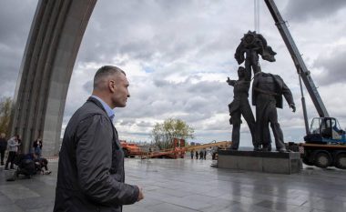 Ukraina fillon shembjen e monumentit të miqësisë me Rusinë