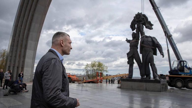 Ukraina fillon shembjen e monumentit të miqësisë me Rusinë