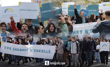 Me moton “S’po shkohet në shkollë” protestojnë nxënësit e shkollave në Prishtinë – kërkojnë ngritjen e cilësisë në arsim