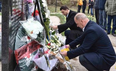 Krasniqi bën homazhe në Çikatovë e Poklek: Kërkojmë drejtësi për viktimat dhe familjet e tyre