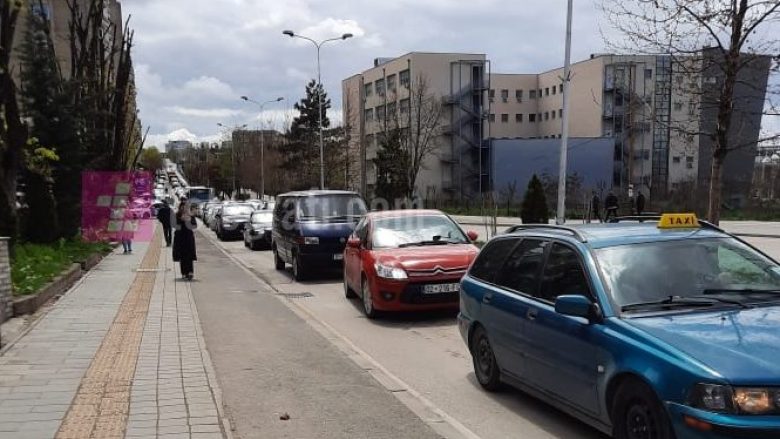Testimi i qarkores njëkahëshe për automjetet, bëhen kolona në Prishtinë