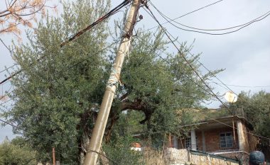Erëra të forta godasin Shqipërinë, OSHEE: Fieri dhe Vlora zonat më të prekura nga ndërprerjet e energjisë