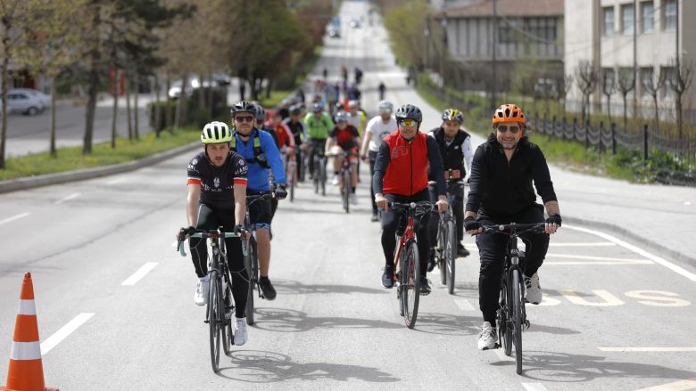 Rama me biçikletë rrugëve të kryeqytetit: Prishtina po frymon, po punojmë në lirimin e trafikut