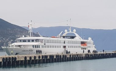 Anija turistike me 72 turistë francezë ankorohet në Vlorë