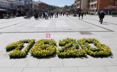 1,620 personat e pagjetur kujtohen me lule në sheshin “Skënderbeu” në Prishtinë