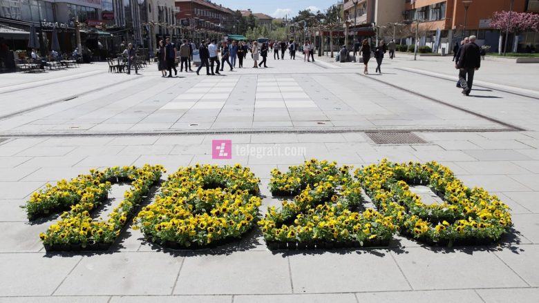 1,620 personat e pagjetur kujtohen me lule në sheshin “Skënderbeu” në Prishtinë