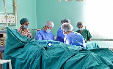 Në QKUK kryhet një operacion i rëndë – mjekët riaftësojnë dorën pacientit pas aksidentit që pësoi