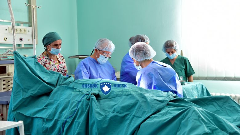 Në QKUK kryhet një operacion i rëndë – mjekët riaftësojnë dorën pacientit pas aksidentit që pësoi