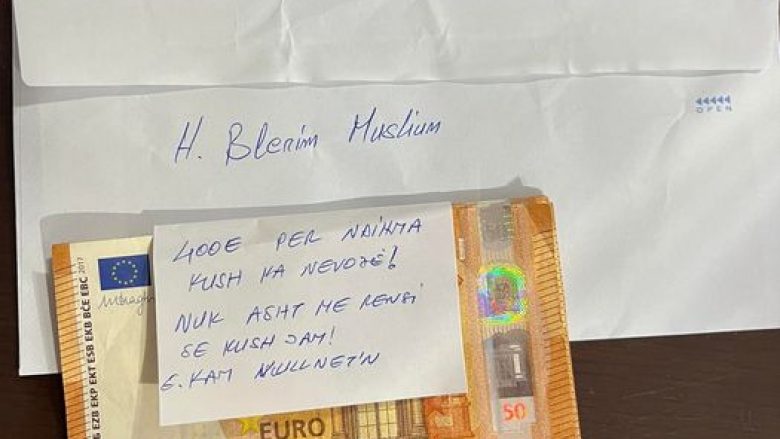 “Nuk është me rëndësi se kush jam, të hollat dhuroja njerëzve në nevojë”, imamit të xhamisë në Klinë i lënë zarfin me 500 euro të dera shtëpisë