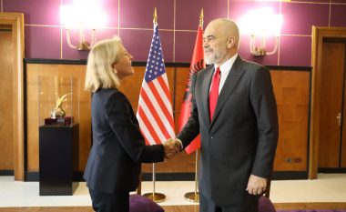 Donfried përmbyll vizitën në Tiranë, SHBA-të rikonfirmojnë mbështetjen për anëtarësimin e Shqipërisë në BE