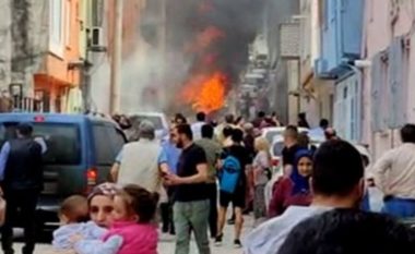 Një aeroplan trajnues u rrëza midis ndërtesave të banimit në Bursa të Turqisë, dy të vdekur – banorët nxituan të dilnin nga shtëpitë e tyre