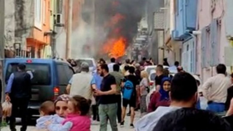 Një aeroplan trajnues u rrëza midis ndërtesave të banimit në Bursa të Turqisë, dy të vdekur – banorët nxituan të dilnin nga shtëpitë e tyre
