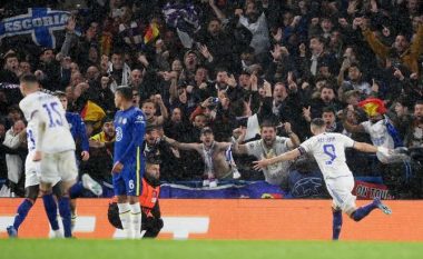 Spektakël në pjesën e parë në “Stamford Bridge”, shënohen tre gola – mbretërit shkojnë në pushim me epërsi