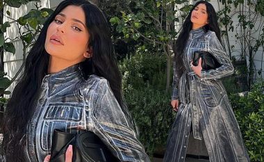 Kylie Jenner shfaqet e veshur me një pallto elegante kombinuar me çizme të zeza gati dy muaj pas lindjes së djalit