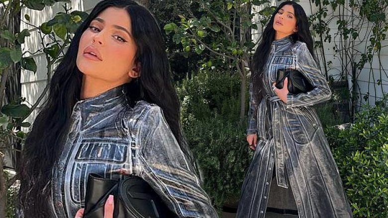 Kylie Jenner shfaqet e veshur me një pallto elegante kombinuar me çizme të zeza gati dy muaj pas lindjes së djalit