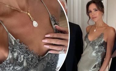 Victoria Beckham mori vëmendje me një gjerdan ari në dasmën e Brooklyn dhe Nicola Peltz, i cili kushton mbi dy milionë euro