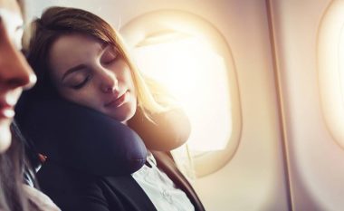 Pse nuk duhet të flini kurrë gjatë ngritjes dhe uljes së avionit?