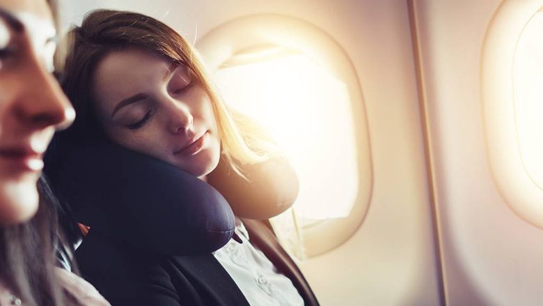 Pse nuk duhet të flini kurrë gjatë ngritjes dhe uljes së avionit?