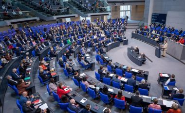 Bundestagu sot voton për furnizimin e Ukrainës me armë të rënda