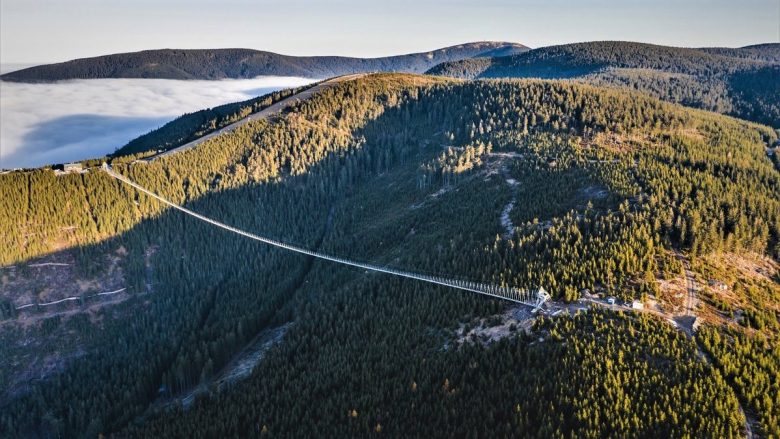 Rruga mahnitëse drejt qiellit, ‘Skybridge’ thyen rekordin e urës më të gjatë në botë