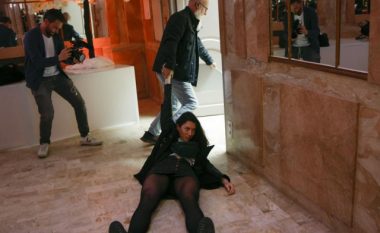 Një incident në konferencën e Le Penit – sigurimi tërhoqi zvarrë gruan që protestonte kundër pro-ruses