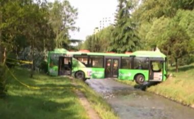 Autobusi i cili përfundoi në lumin Lana në Tiranë, sot pritet të largohet