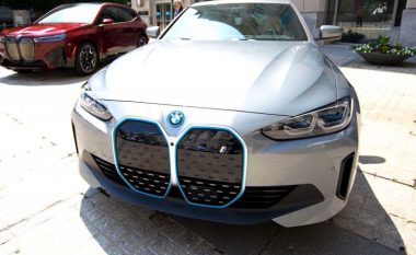 Shefi i shitjeve të BMW thotë se “mbretërimi i Tesla-s” mbi tregun e automjeteve elektrike ka mbaruar