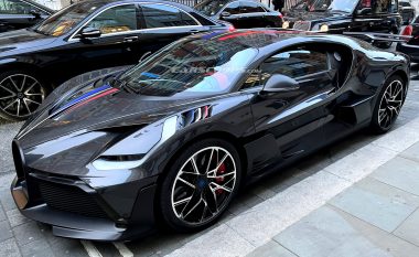Bugatti Divo prej 7.1 milionë dollarësh i Sheikhut të Katarit shihet i parkuar në Londër