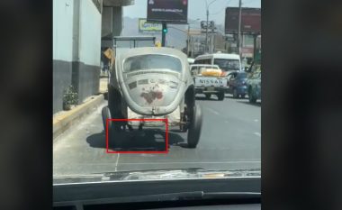 Momenti qesharak kur shoferi në Peru përdor këmbët për të vozitur makinën