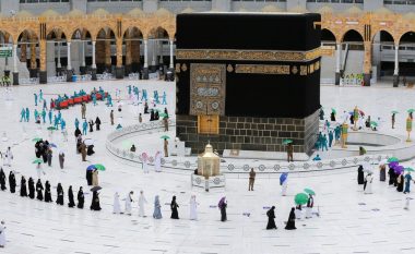 Arabia Saudite do të lejojë deri në 1 milion njerëz të bashkohen në pelegrinazhin e Haxhit këtë vit