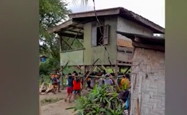 Banorët e një zone në Filipine zhvendosën një shtëpi duke e kapur me duart e tyre