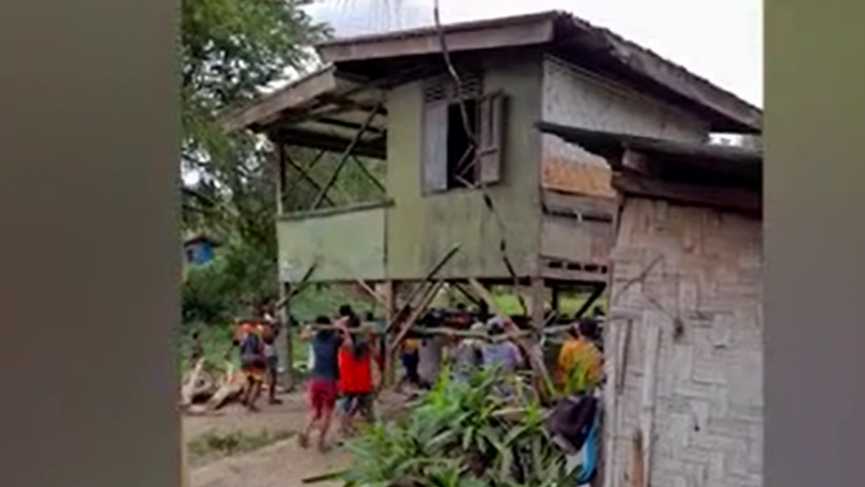 Banorët e një zone në Filipine zhvendosën një shtëpi duke e kapur me duart e tyre