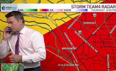 Meteorologu telefonon fëmijët e tij gjatë transmetimit për t’i paralajmëruar për një tornado që po shkonte drejt shtëpisë së tyre