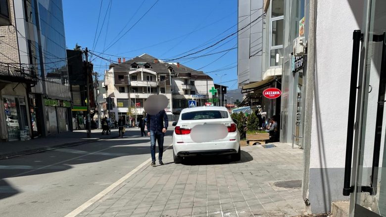 Parkoi veturën në trotuar, gjobitet shoferi nga Ferizaj