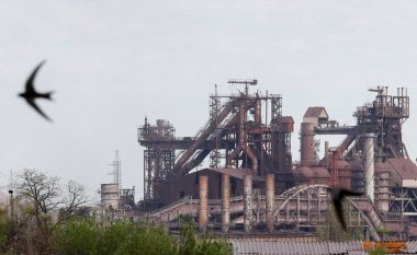 Rreth 20 civilë u larguan nga fabrika e bllokuar e çelikut në Mariupol