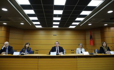 Varhelyi e nis vizitën në Shqipëri me institucionet e vettingut: Integriteti i gjyqtarëve dhe prokurorëve, çelësi për të ardhmen në BE