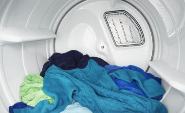 A duhet t’i lëmë rrobat e lagura në rrobalarëse gjatë natës?