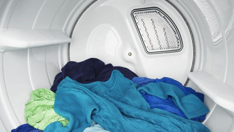A duhet t’i lëmë rrobat e lagura në rrobalarëse gjatë natës?