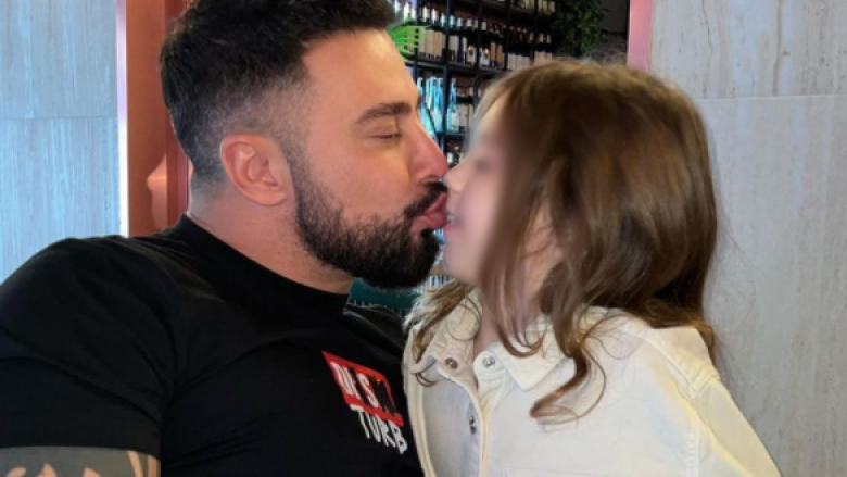 Publikon fotografi me të bijën, Robert Berisha komentohet për puthjen që ia dhuroi në buzë