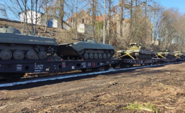 Derisa disa vende janë në mëdyshje, Çekia ka dërguar tanke dhe mjete luftarake këmbësorie në Ukrainë