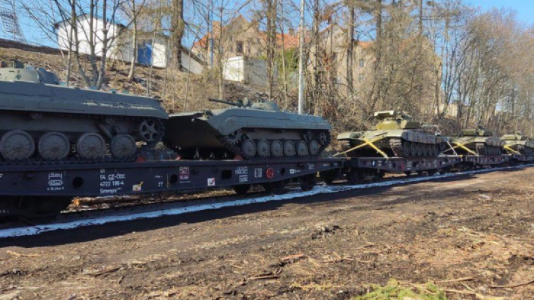 Derisa disa vende janë në mëdyshje, Çekia ka dërguar tanke dhe mjete luftarake këmbësorie në Ukrainë