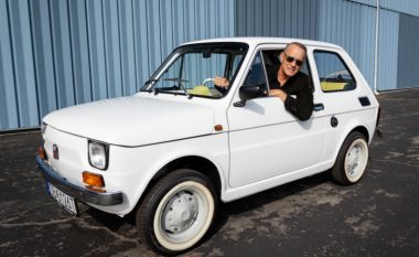 Tom Hanks shiti mini Fiatin për 76 mijë euro, paratë i dhuroi për bamirësi