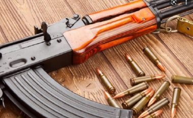 Import e shitje e paautorizuar e armëve, Policia gjen tre AK-47 dhe armë tjerë tek i dyshuari në Prevallë